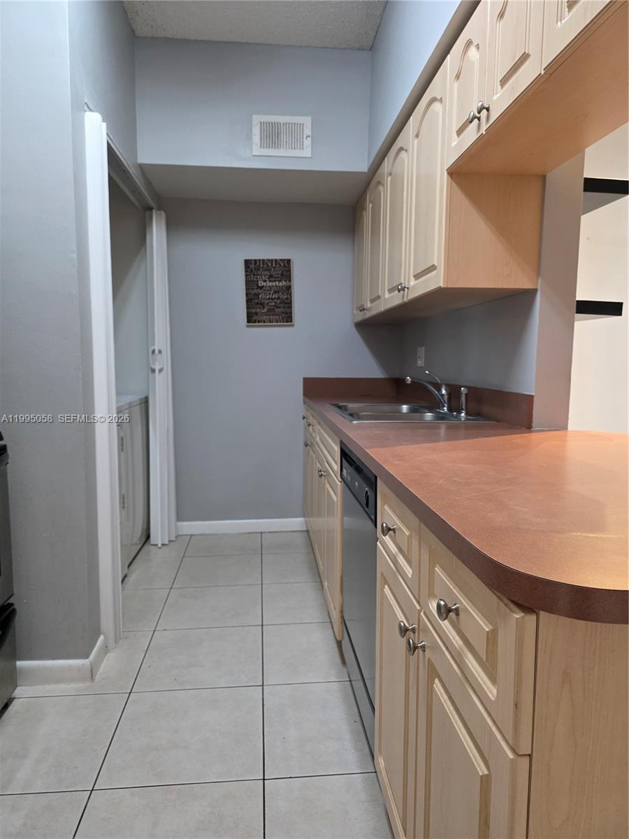 LA HACIENDA COUNTRY CLUB - Residential Lease