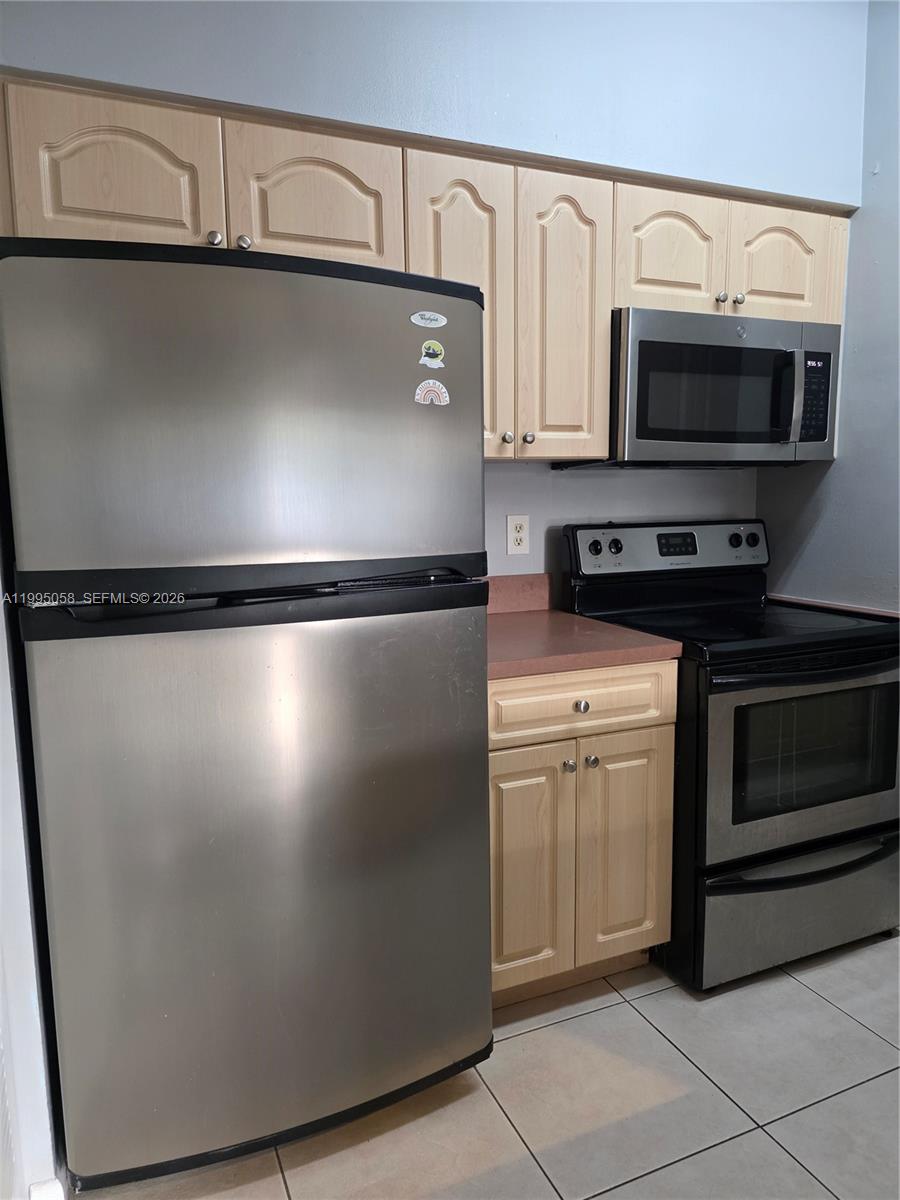 LA HACIENDA COUNTRY CLUB - Residential Lease