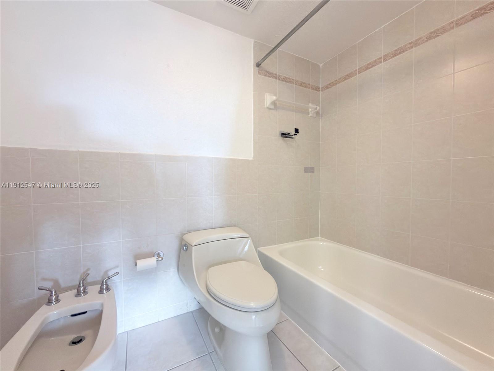 VISIONS AT FOUNTAINBLEAU - Residential Lease