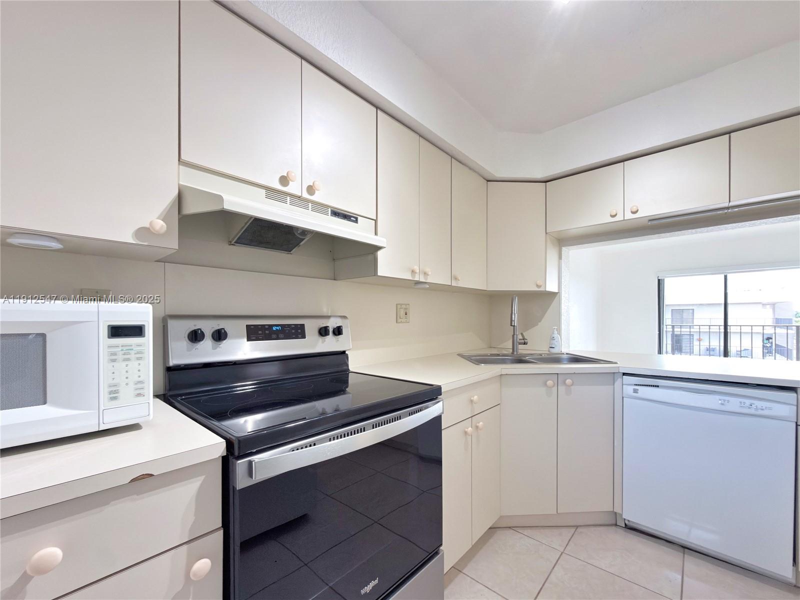 VISIONS AT FOUNTAINBLEAU - Residential Lease