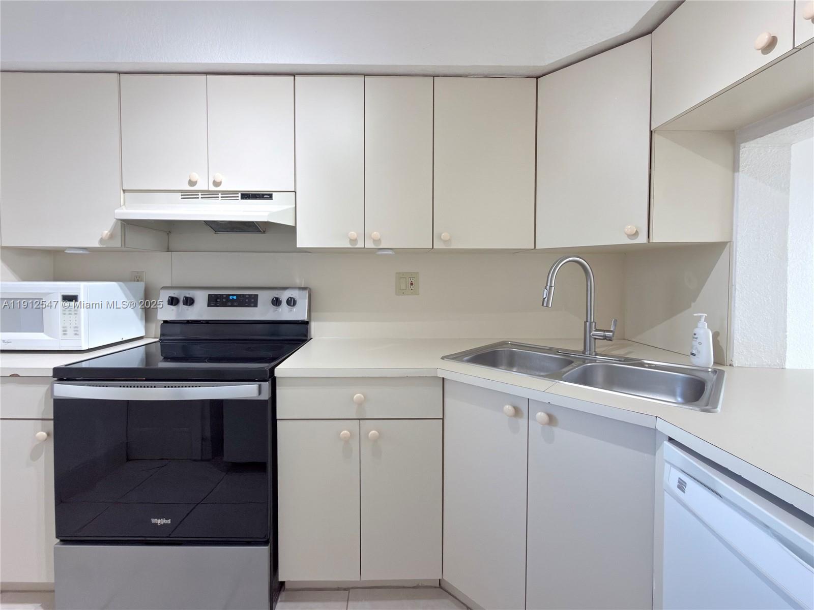 VISIONS AT FOUNTAINBLEAU - Residential Lease