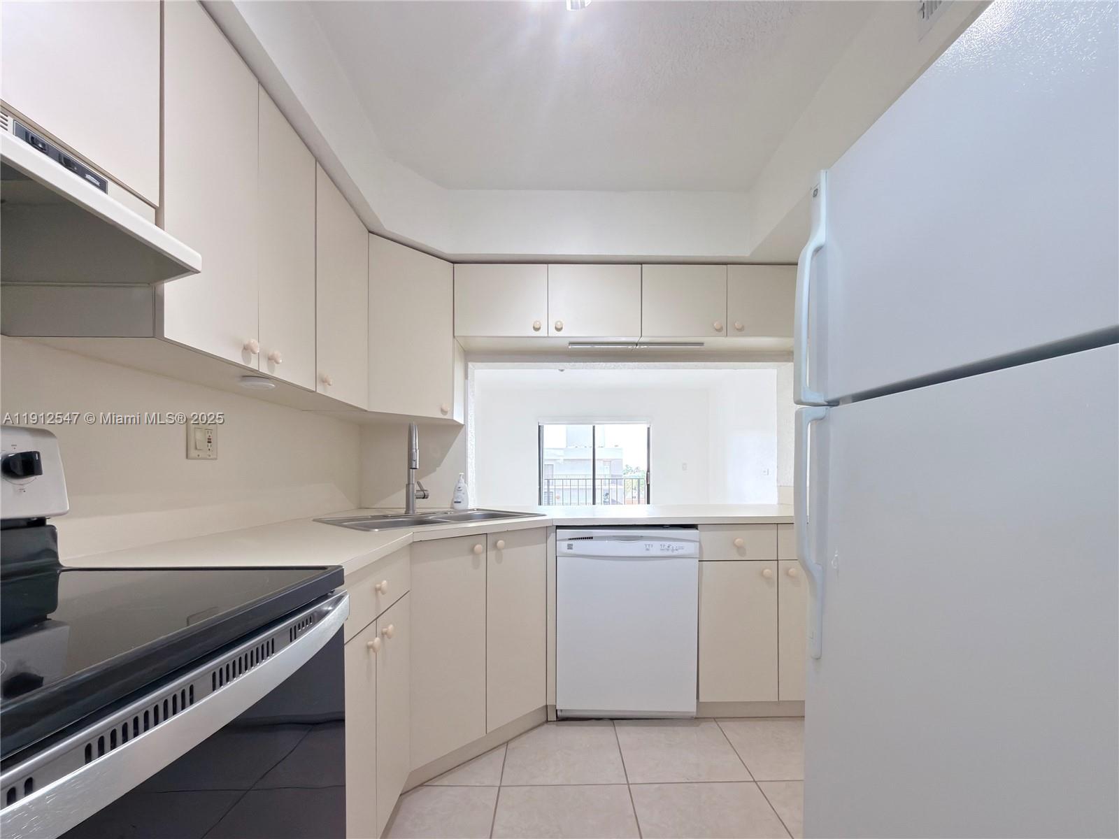 VISIONS AT FOUNTAINBLEAU - Residential Lease