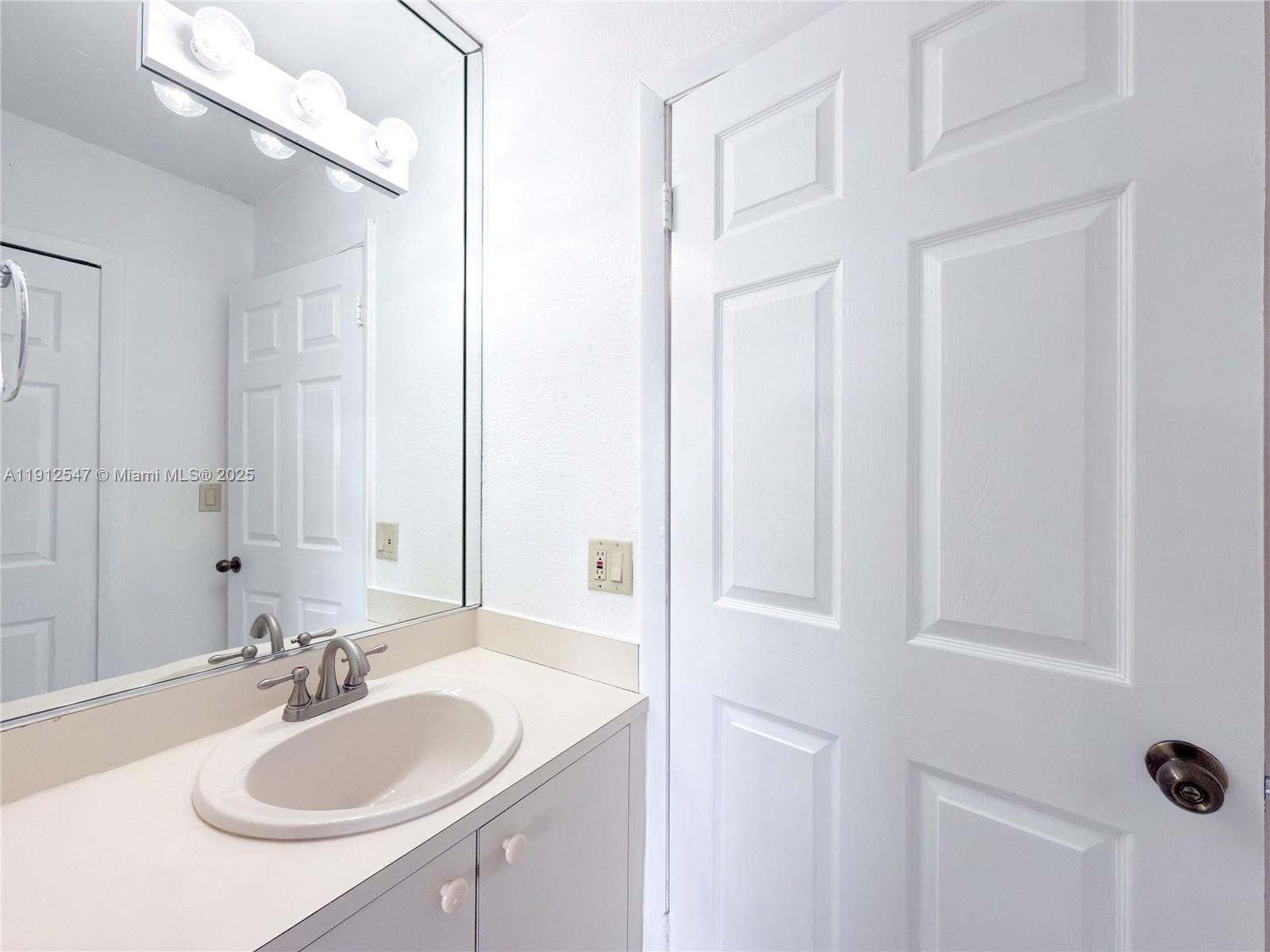 VISIONS AT FOUNTAINBLEAU - Residential Lease