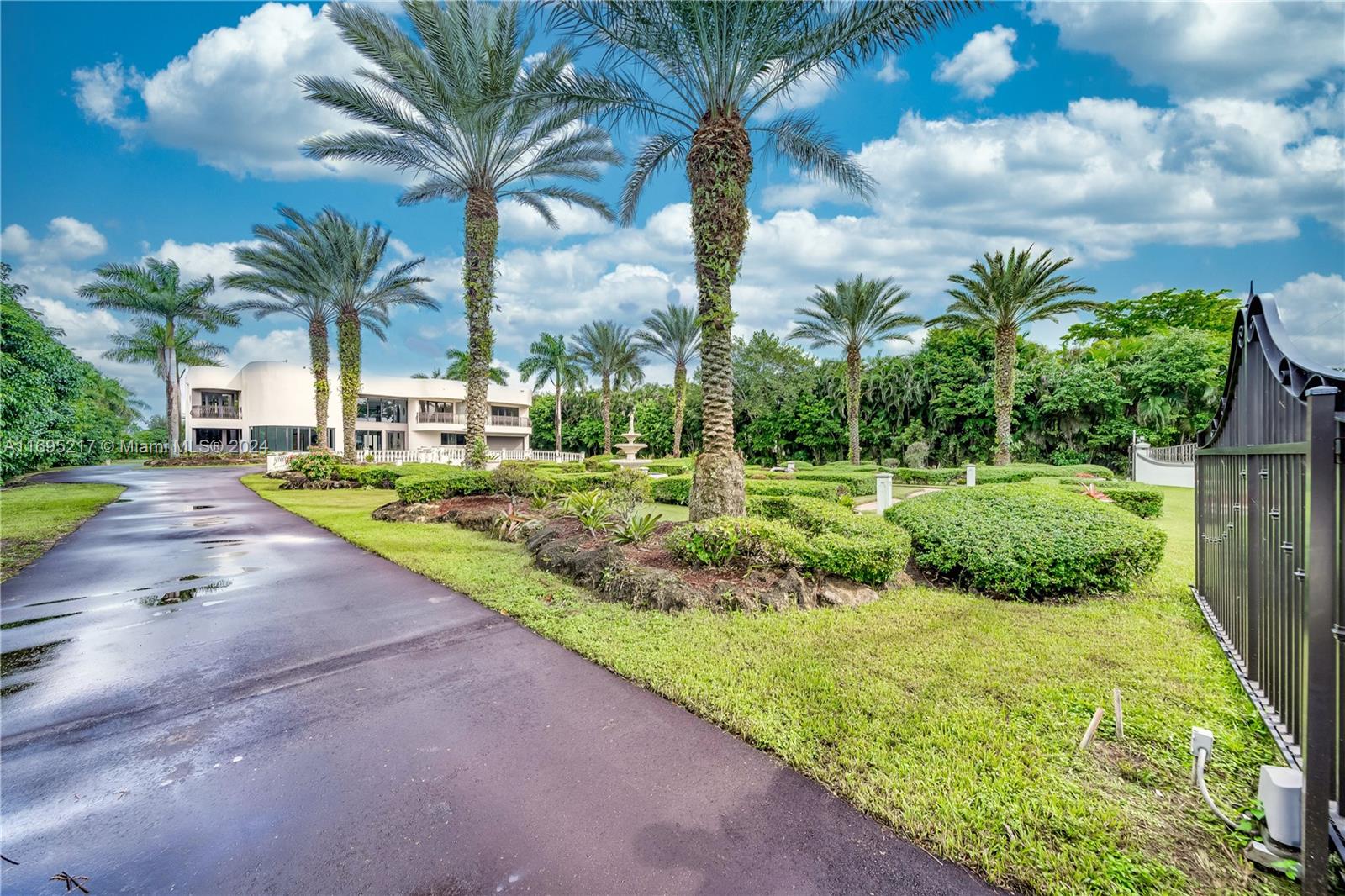 14401 Sunset Ln