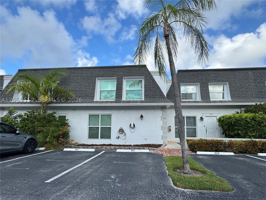 Photo of 921 NE 26th Ave, Hallandale Beach, FL 33009 (MLS # A12059512)