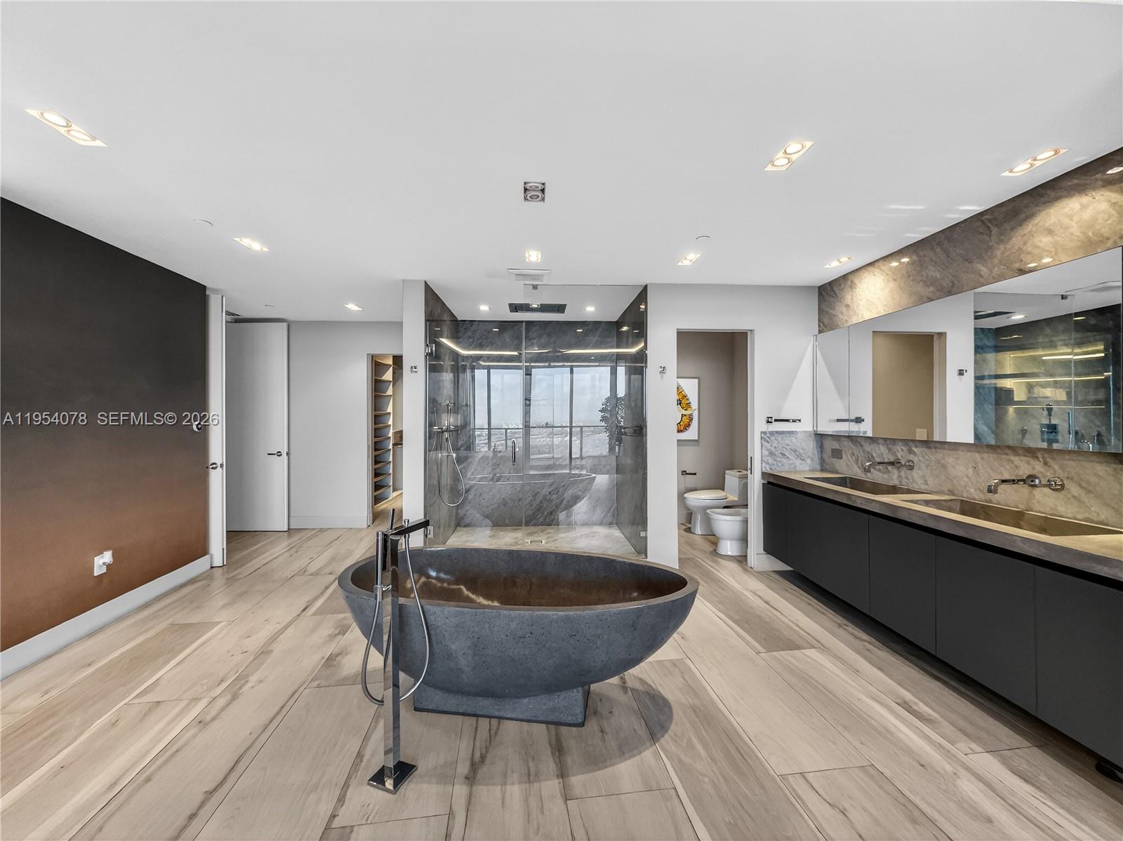 PARAMOUNT BAY CONDO - Residential