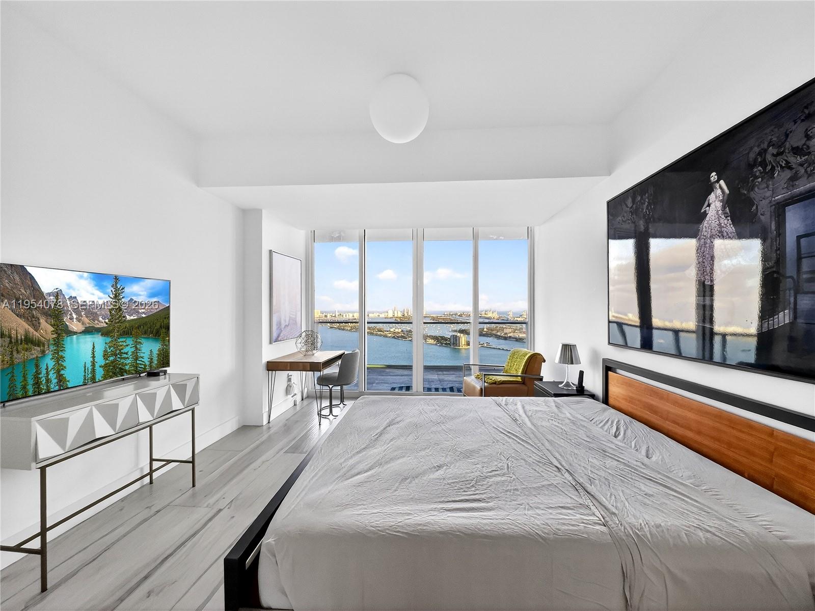 PARAMOUNT BAY CONDO - Residential