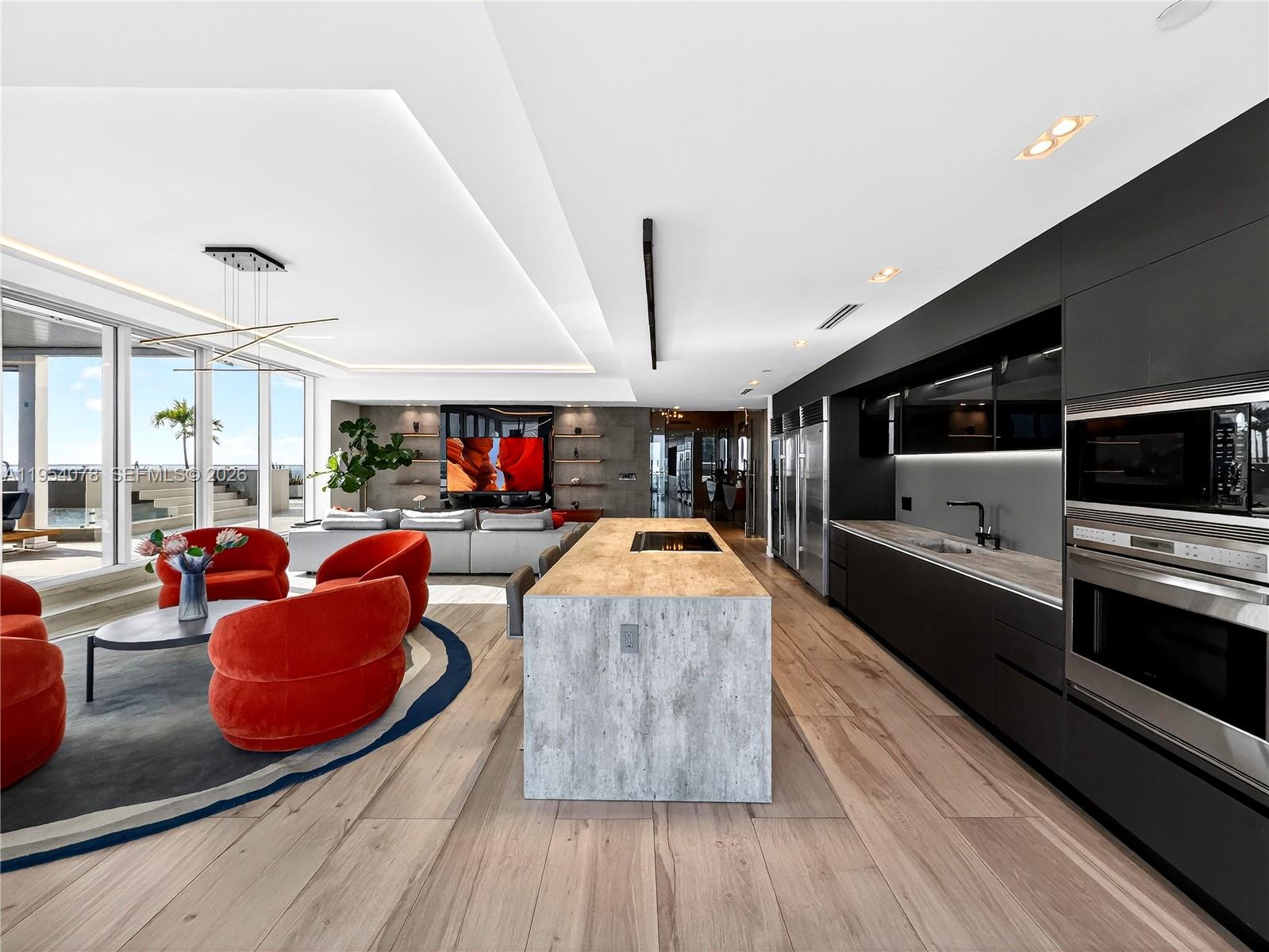 PARAMOUNT BAY CONDO - Residential