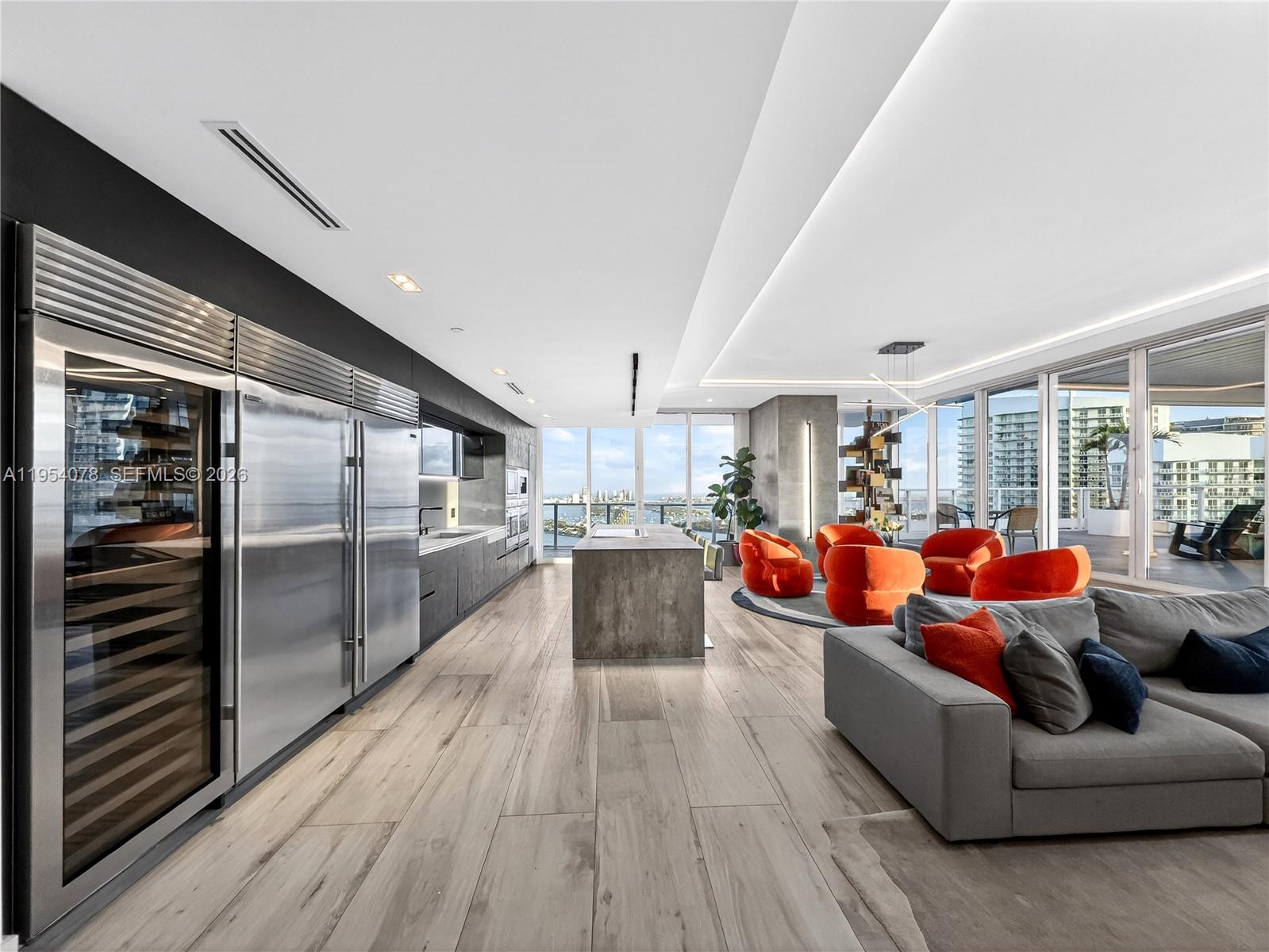 PARAMOUNT BAY CONDO - Residential