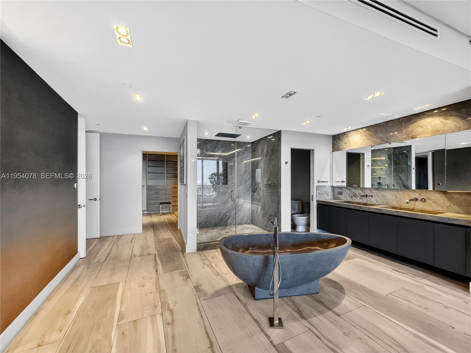 PARAMOUNT BAY CONDO - Residential