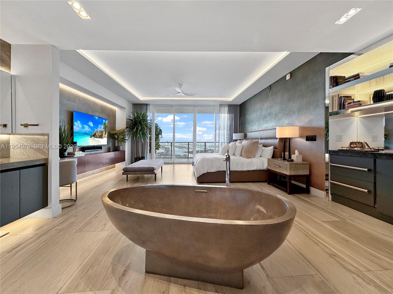 PARAMOUNT BAY CONDO - Residential