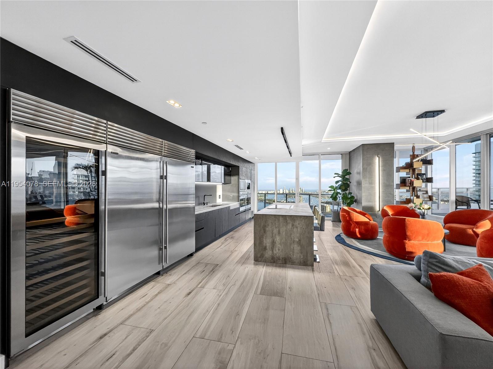 PARAMOUNT BAY CONDO - Residential