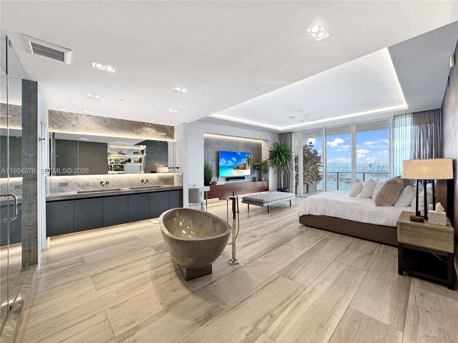 PARAMOUNT BAY CONDO - Residential