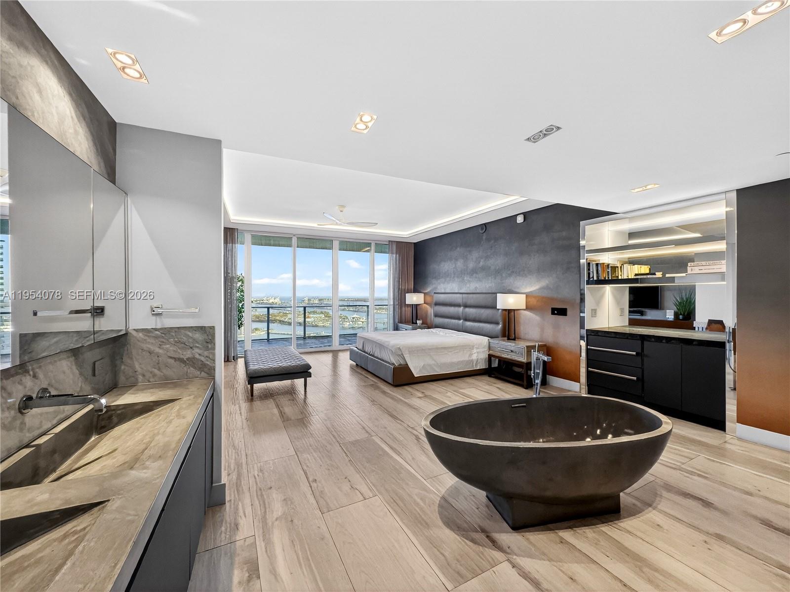 PARAMOUNT BAY CONDO - Residential