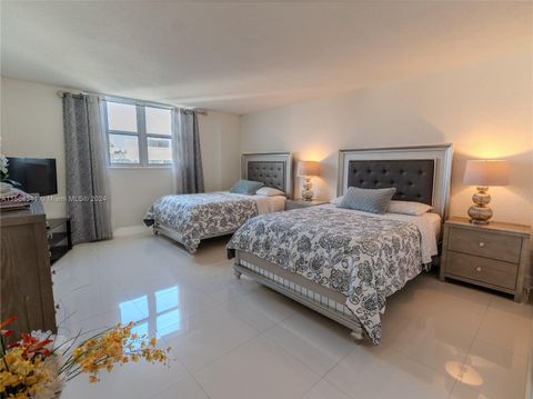 Condominium in Hollywood FL 4001 Ocean Dr 9.jpg