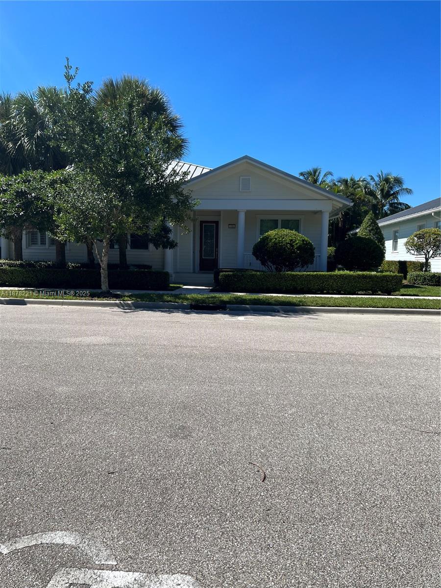 Rare found most sought after one story Villa in Abacoa. 3 bed and 2 bath beautiful single story villa situated in
best location in Mallory Creek subdivision over looking park and walking distance to all amenities . Private fenced
backyard, Hurricane Impact windows and door. Available Oct 1.