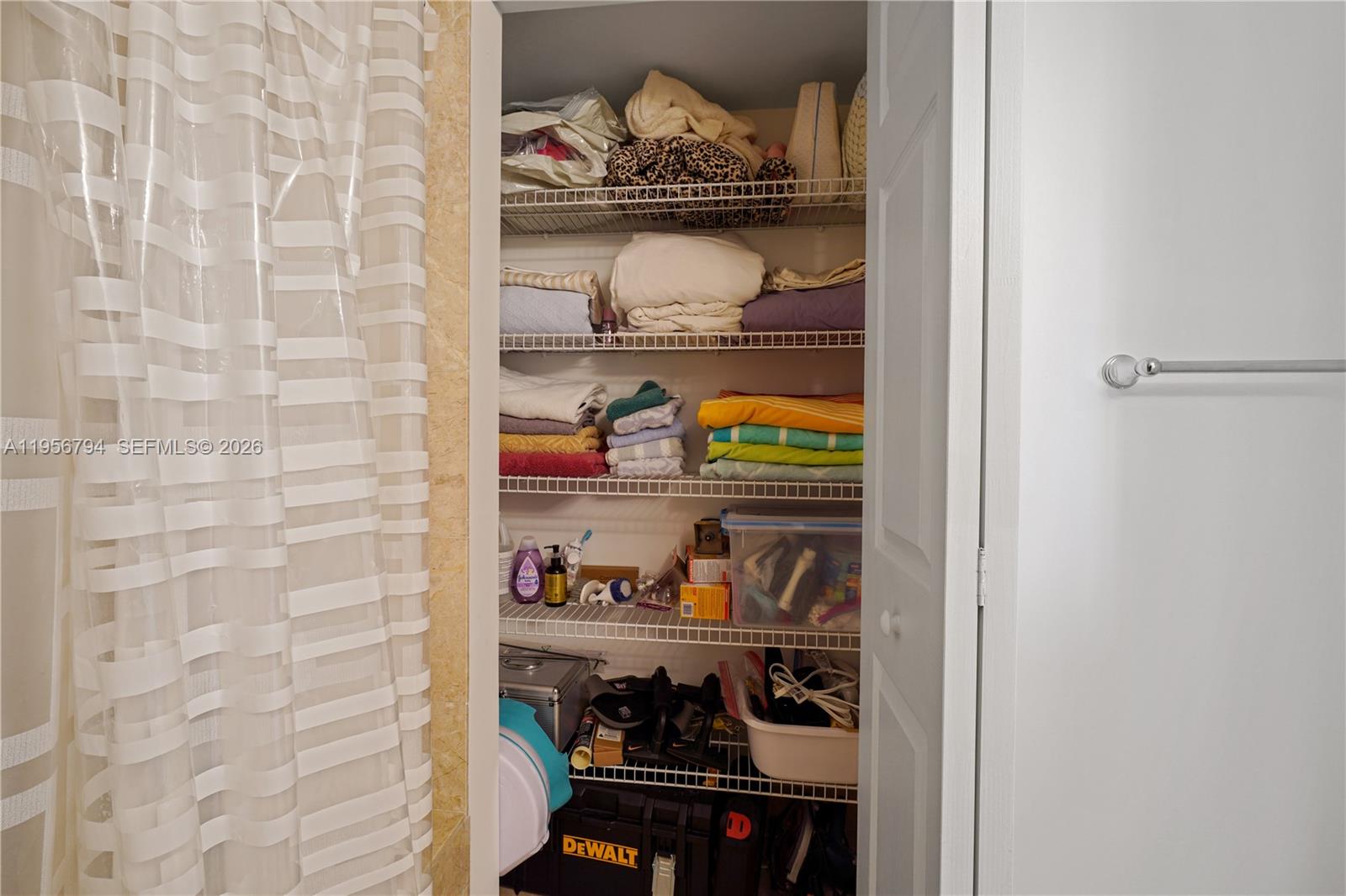 THE VEU CONDO - Residential