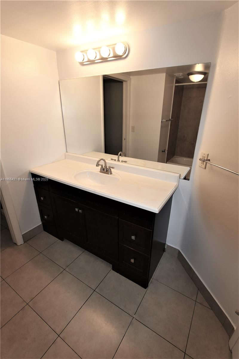 LAKEVIEW CLUB CONDO - Residential Lease