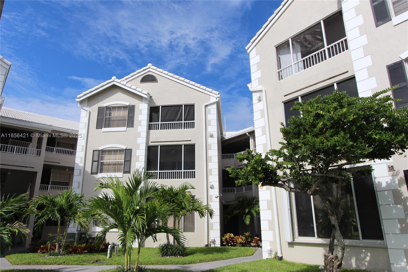 REMODELED UNIT AT LAKEVIEW CLUB. LOVEBLY COMMUNITY PLENTY OF TREES, LAKES, POOLS, GYM. ENJOY THE CONDO WITH CERAMIC FLOORS, SPACIOUS AREAS, WASHER & DRYER INSIDE & UNTIL 2 PARKING SPOTS.