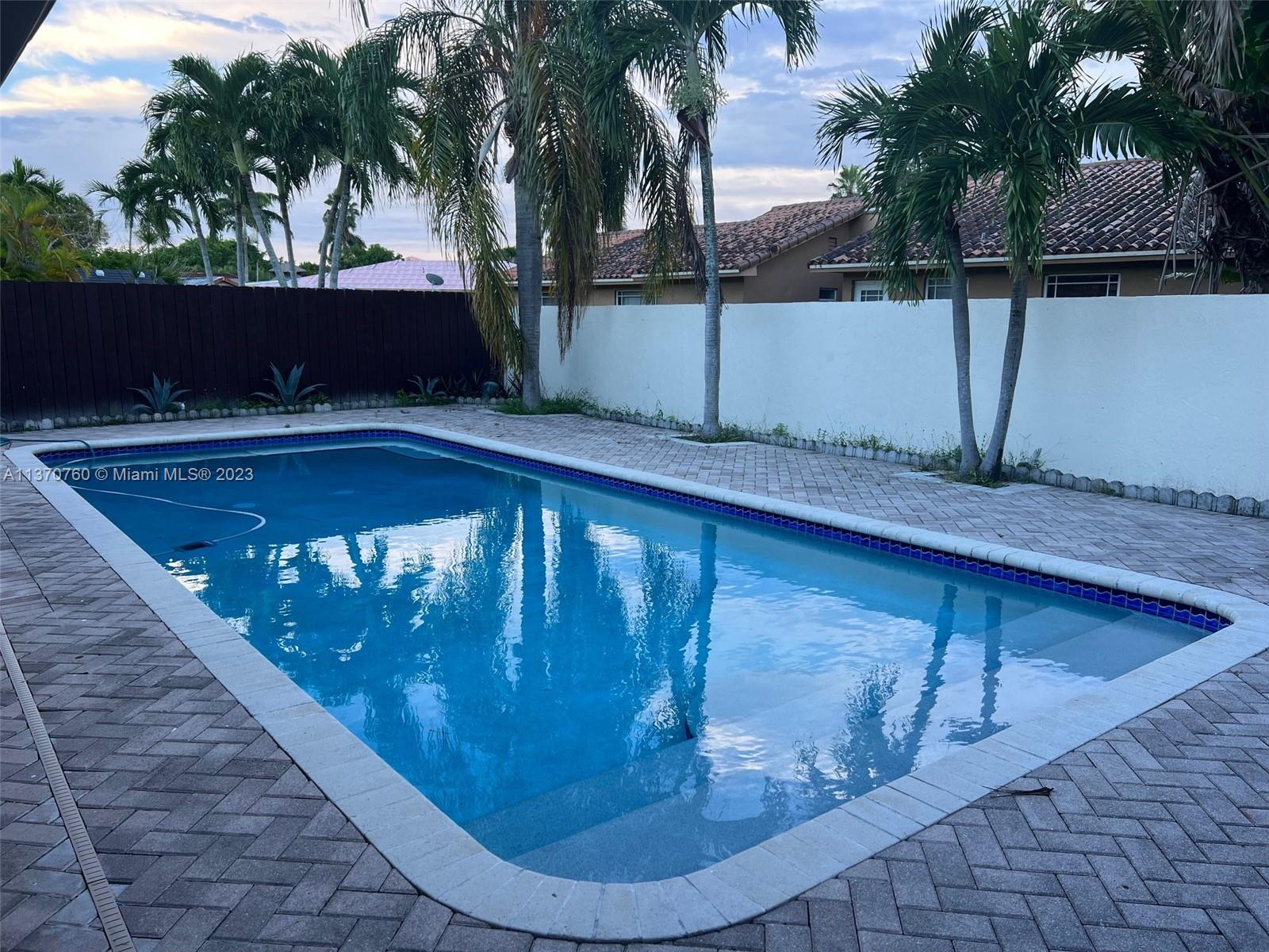 LES CHALETS AT INTL GARDE - Residential