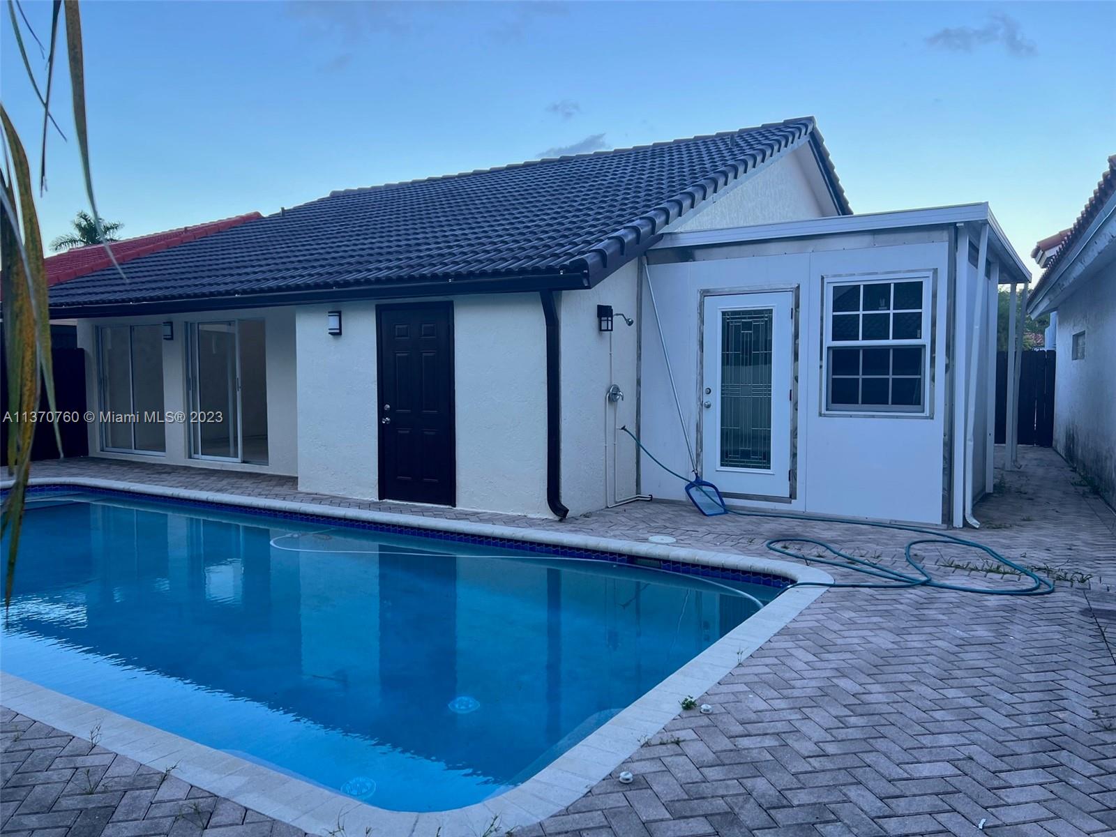 LES CHALETS AT INTL GARDE - Residential