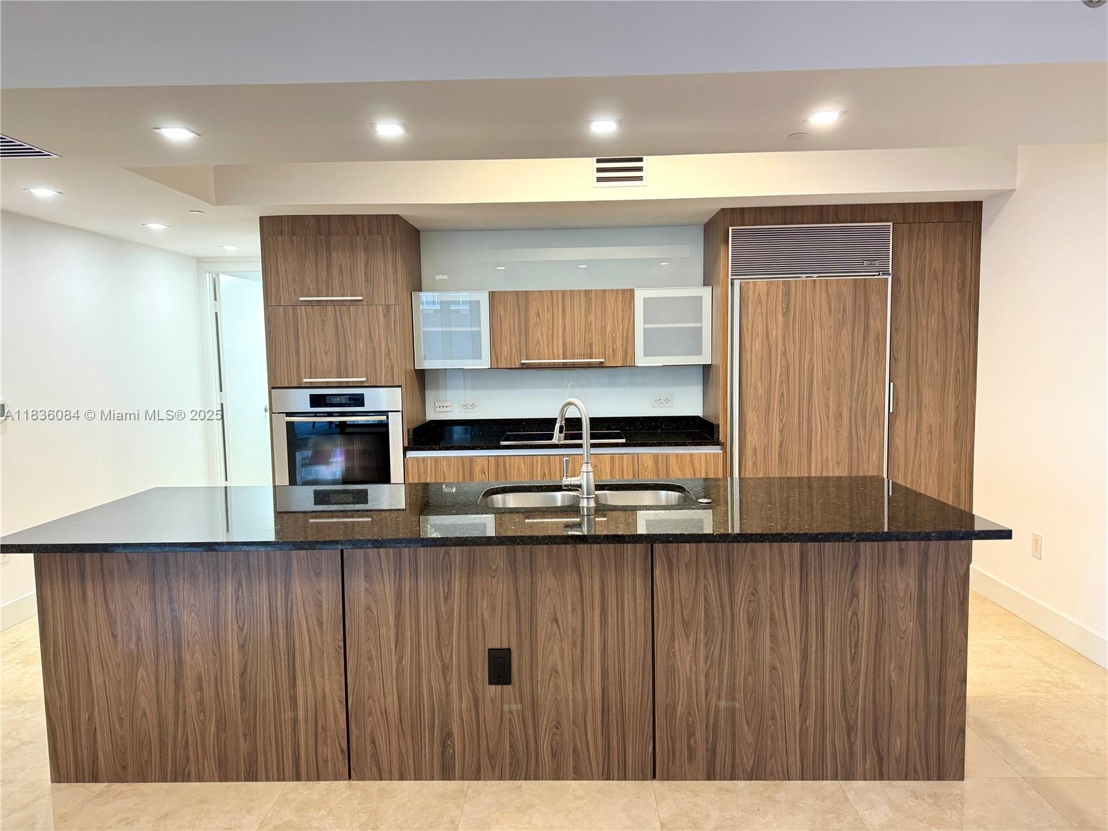 17201 Collins Ave 507