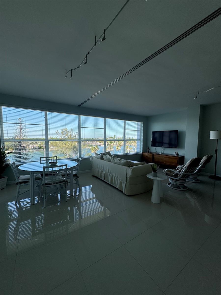 THE EXECUTIVE CONDO - Residential Lease