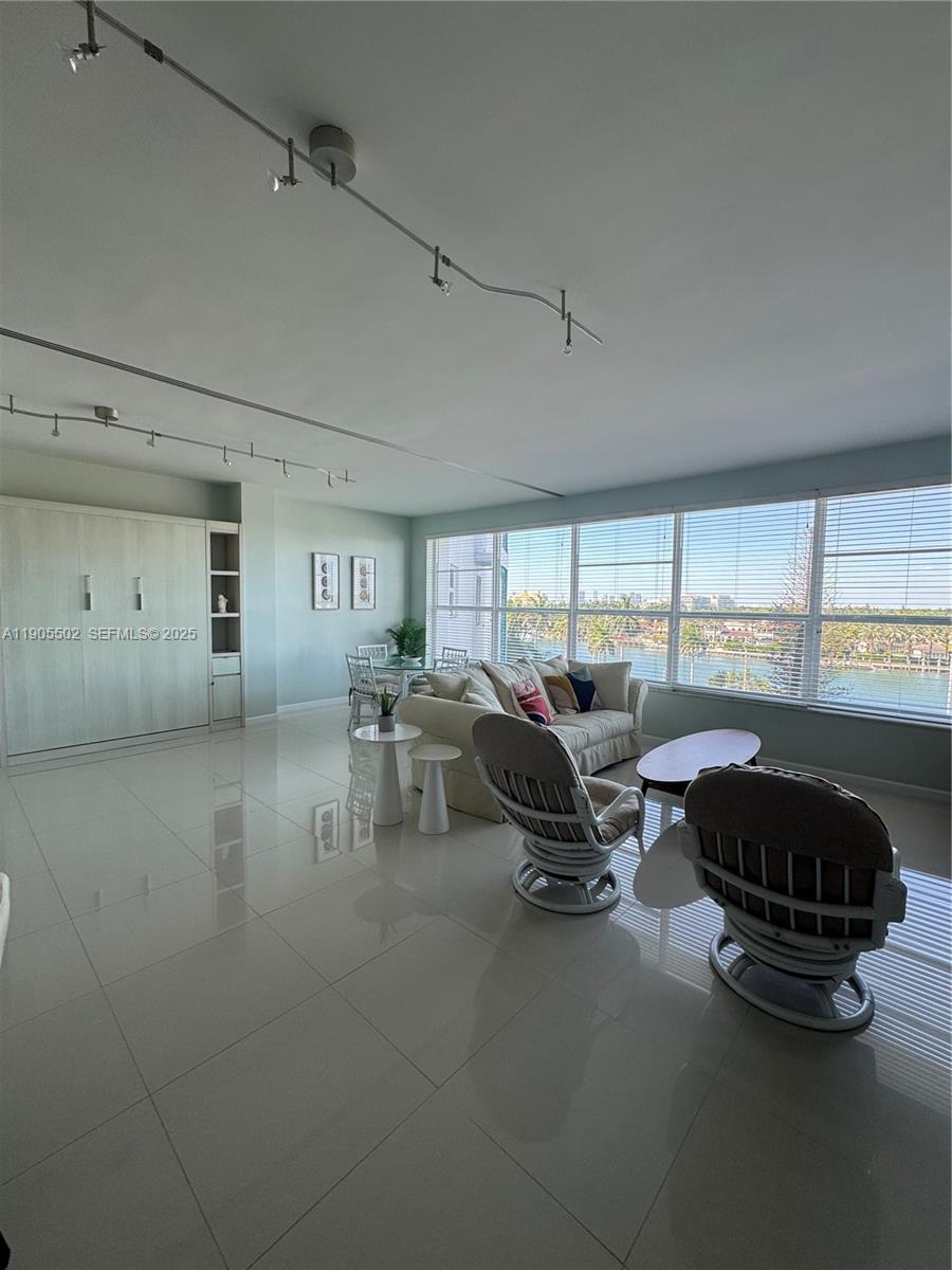 THE EXECUTIVE CONDO - Residential Lease
