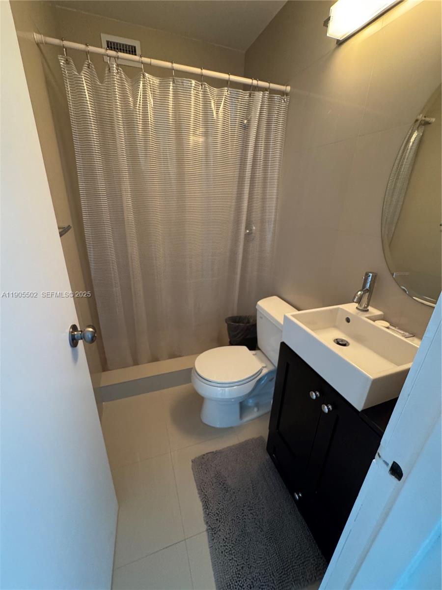 THE EXECUTIVE CONDO - Residential Lease