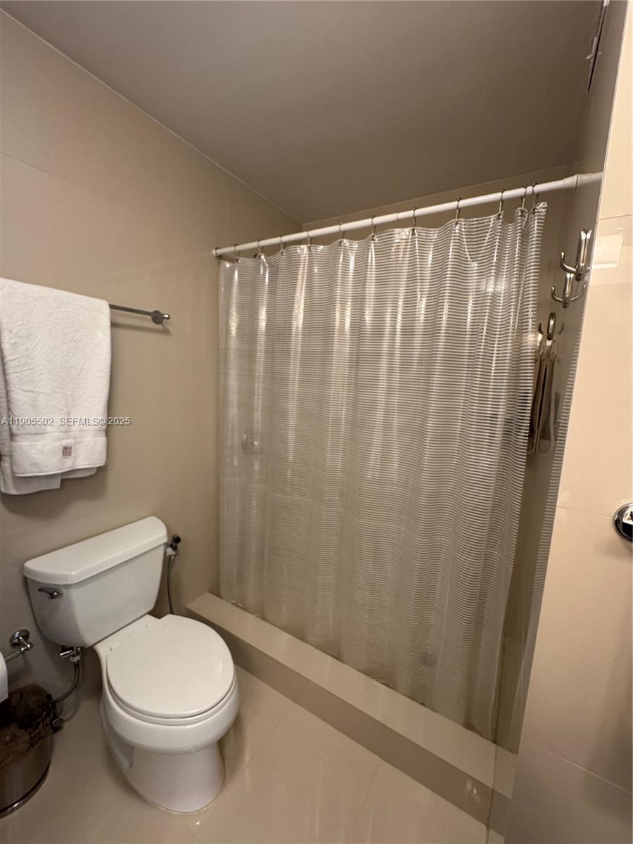 THE EXECUTIVE CONDO - Residential Lease