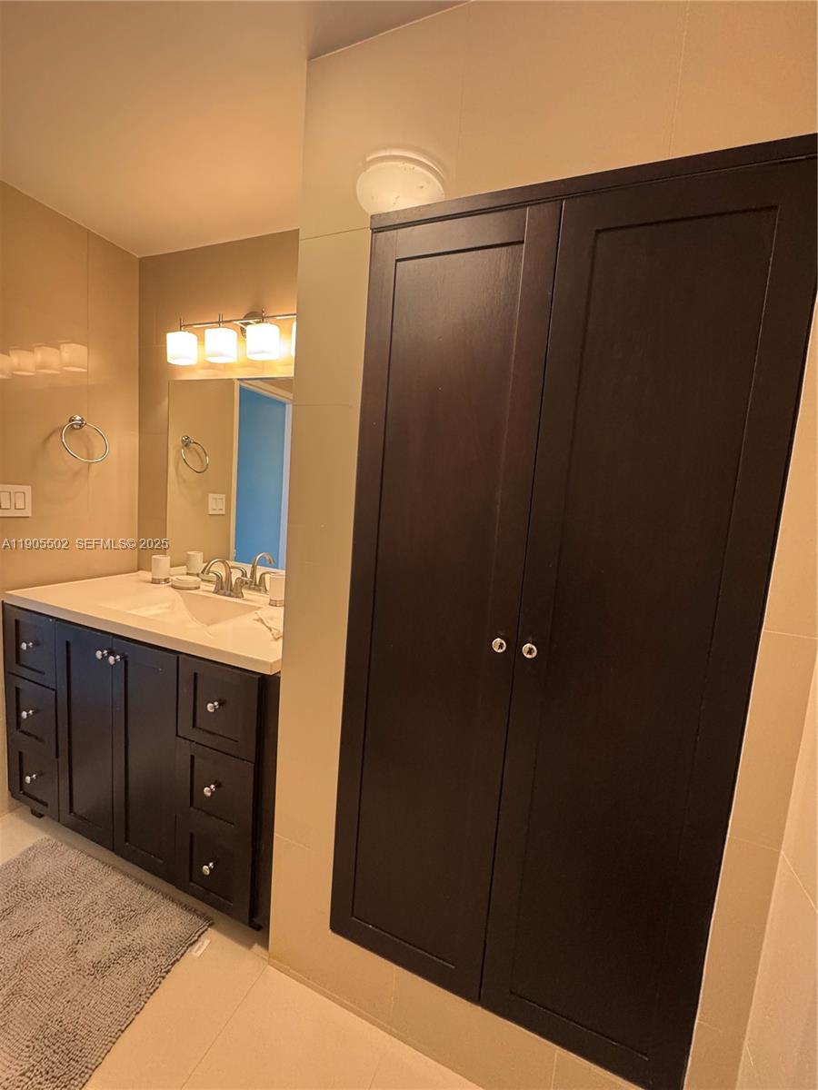 THE EXECUTIVE CONDO - Residential Lease