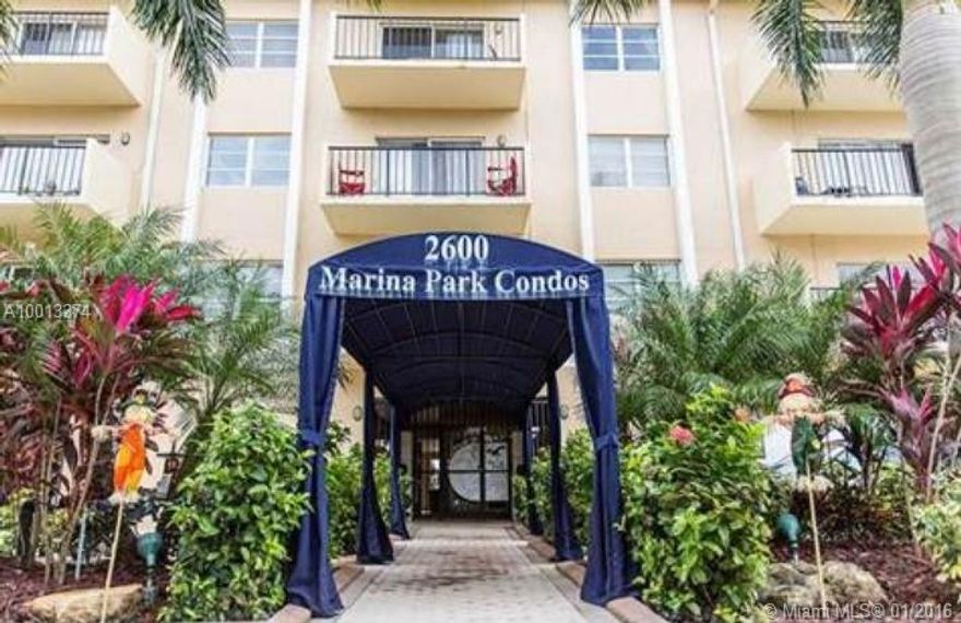 Beautiful boutique waterfront building off of Biscayne Bay. One bedroom 1 and 1/2 bath. Located on a quiet street, walking distance to the park,bike paths & hiking trails. Only a short walk to grocery store, coffee shops and restaurants. Very close to FIU and major highways. Available now. Association takes 2 weeks to approve. Amenities include pool/grill area & sauna.ready to show 1/25/16. Will put on lock box so go to show assist for combo.
