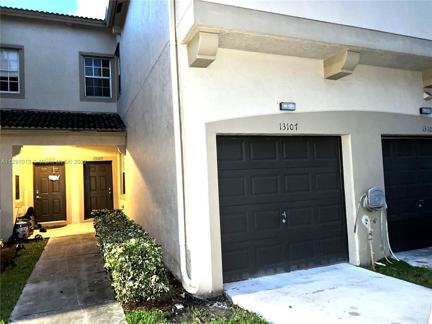 GREAT AREA TOWNHOME 3 BED, 2 BATH + DEN THAT COULD BECOME THE 4TH BEDROOM OR A STUDIO/OFFICE. THIS TOWNHOUSE HAS 1 CAR GARAGE + 2 COMPACT CAR SPACES AND PLENTY OF ADDITIONAL GUEST PARKING. ALL AMENITIES INCLUDED IN HOA DUES INCLUDE CABLE, WATER, LANDSCAPING, GYM, SECURITY, GUARDHOUSE, CLUBHOUSE, COMMUNITY POOL, TENNIS COURTS & CHILDREN'S PLAY AREA, SOCIAL ROOM, BASKETBALL, AND PICNIC AREA, ROOF REPAIRS AND REPLACEMENT. PROPERTY IS IN SILVER FALLS DEVELOPMENT WITH A SUBDIVISION CALLED "BANYAN".  1ST FLOOR ARE ALL LAMINATED PVC (WATER PROOF) THROUGHOUT + THE STAIRS AND 2ND FLOOR HALLWAY. CARPET IS ONLY PRESENT IN THE 3 BEDROOMS UPSTAIRS. MASTER BEDROOM FEATURES A LARGE WALK-IN CLOSET. MASTER BATHROOM HAS ROMAN TUB. FULL SIZE WASHER AND DRYER IN UNIT.
