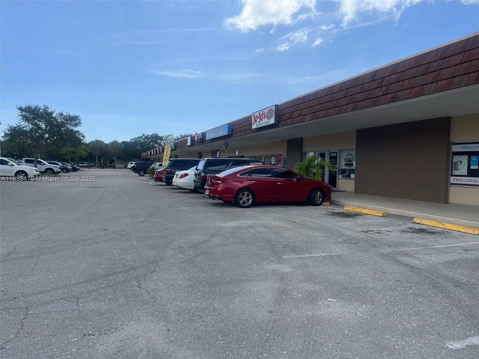 FOR LEASE 3248 Lantana Road with 2,400 SQ FT ( corner unit ) The property has great visibility and plenty of parking, do not miss the opportunity to bring your business here. This unit is ideal for several businesses including a pizzeria as it sits in the corner with plenty of parking. Call the Listing Agent for additional info.