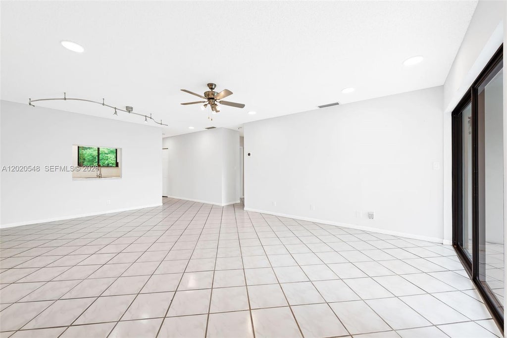 Photo of 918 SW 9th Street Cir #204, Boca Raton, FL 33486 (MLS # A12020548)