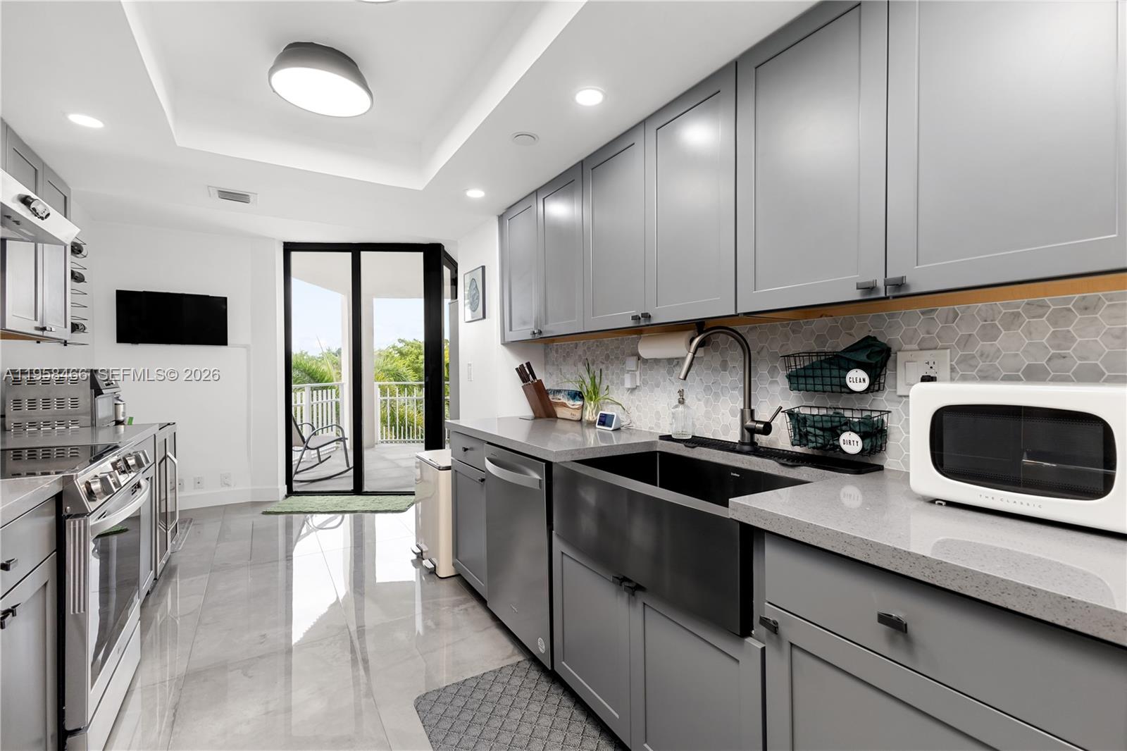 TOWERS OF QUAYSIDE CONDO - Residential