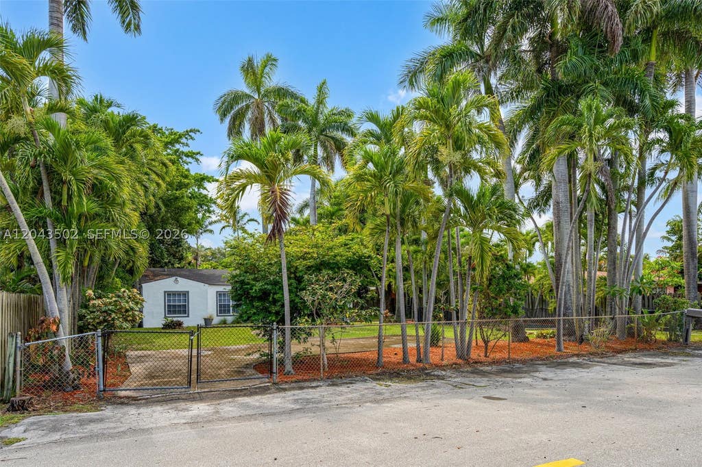 Photo of 1521 NE 5th Ter, Fort Lauderdale, FL 33304 (MLS # A12043502)