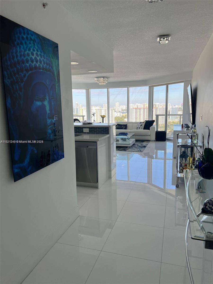 LA PERLA CONDO - Residential Lease