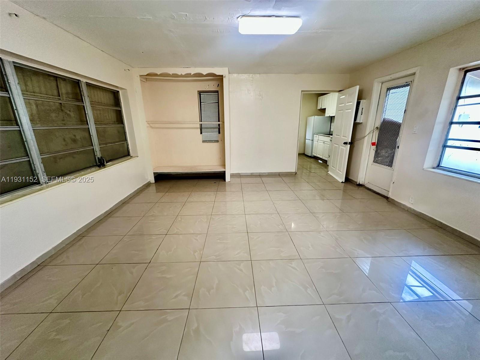 HOLLYWOOD PINES - Residential Lease