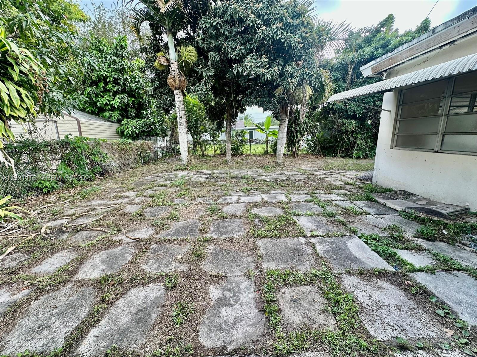 HOLLYWOOD PINES - Residential Lease