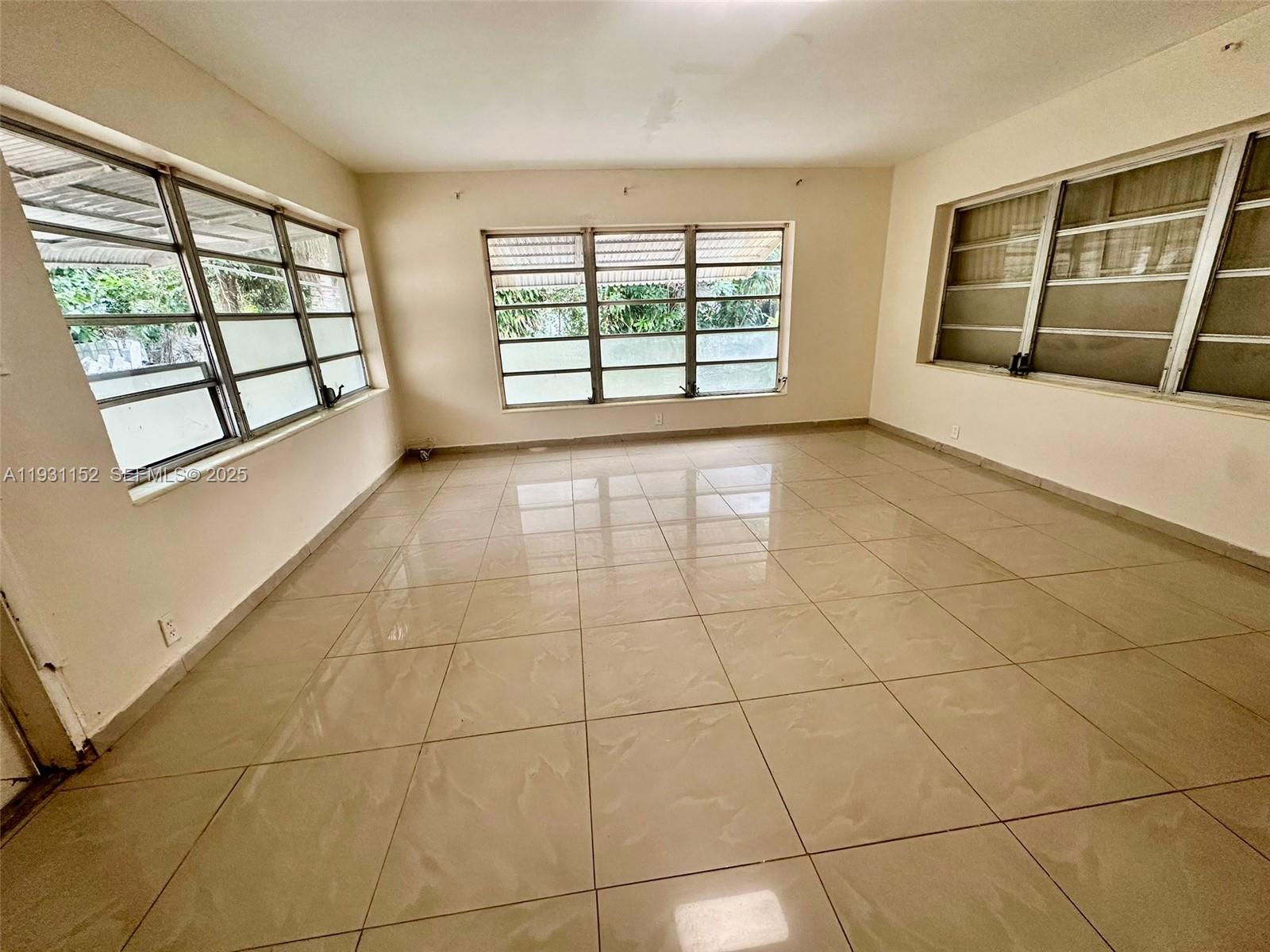 HOLLYWOOD PINES - Residential Lease