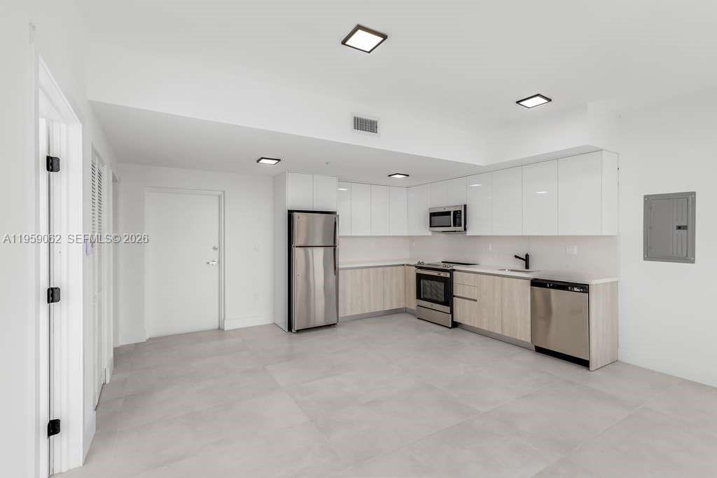 LAWRENCE ESTATE LAND CO - Residential Lease