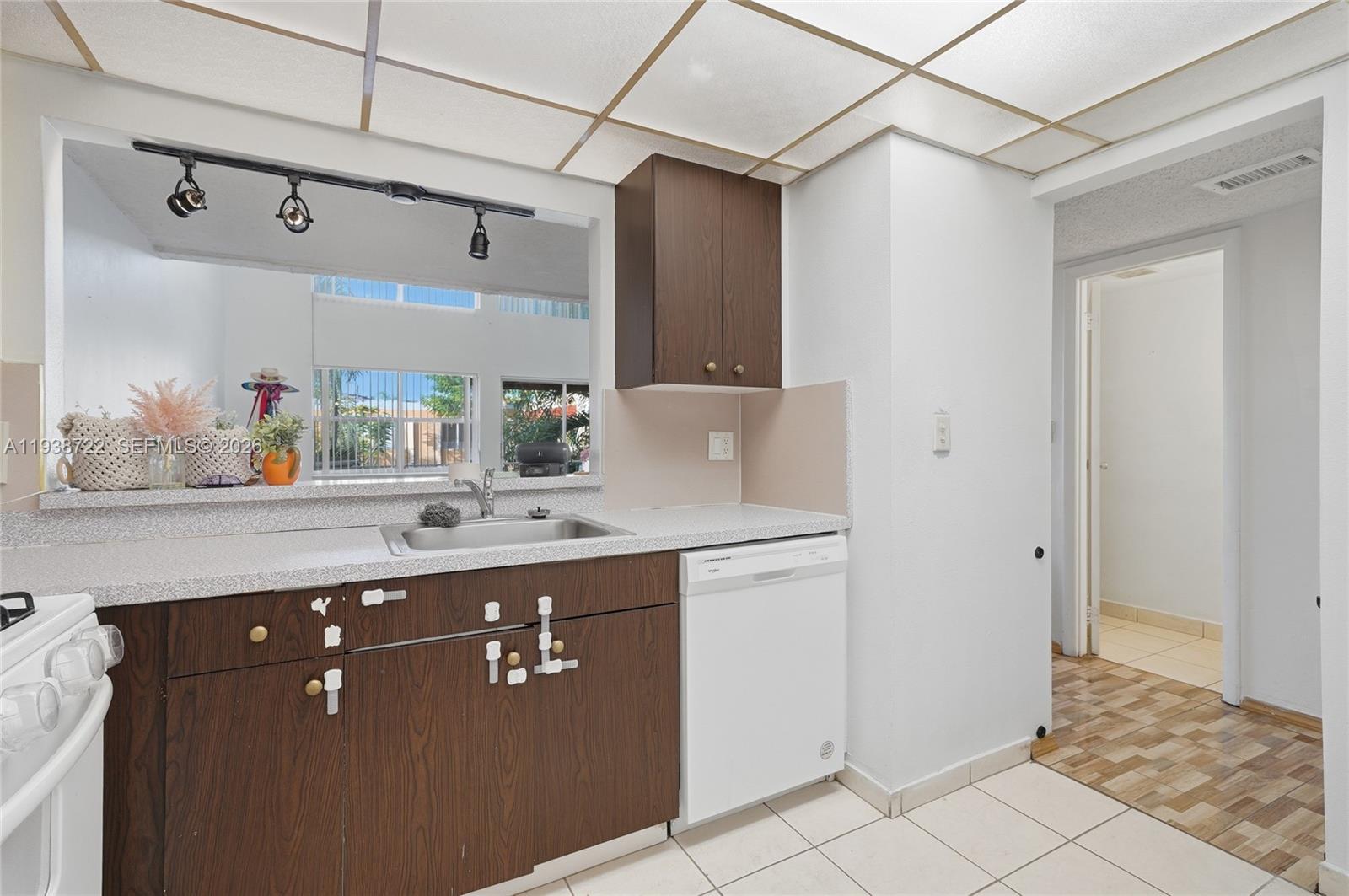 VENETIAN GARDENS AT COUNT - Residential