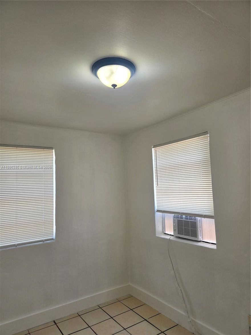 Unique in the heart of Homestead, under new management.  Featuring a private bedroom inside a rooming house that shares a bathroom. Secured building. Electronic locks. 1 security deposit.  Call me