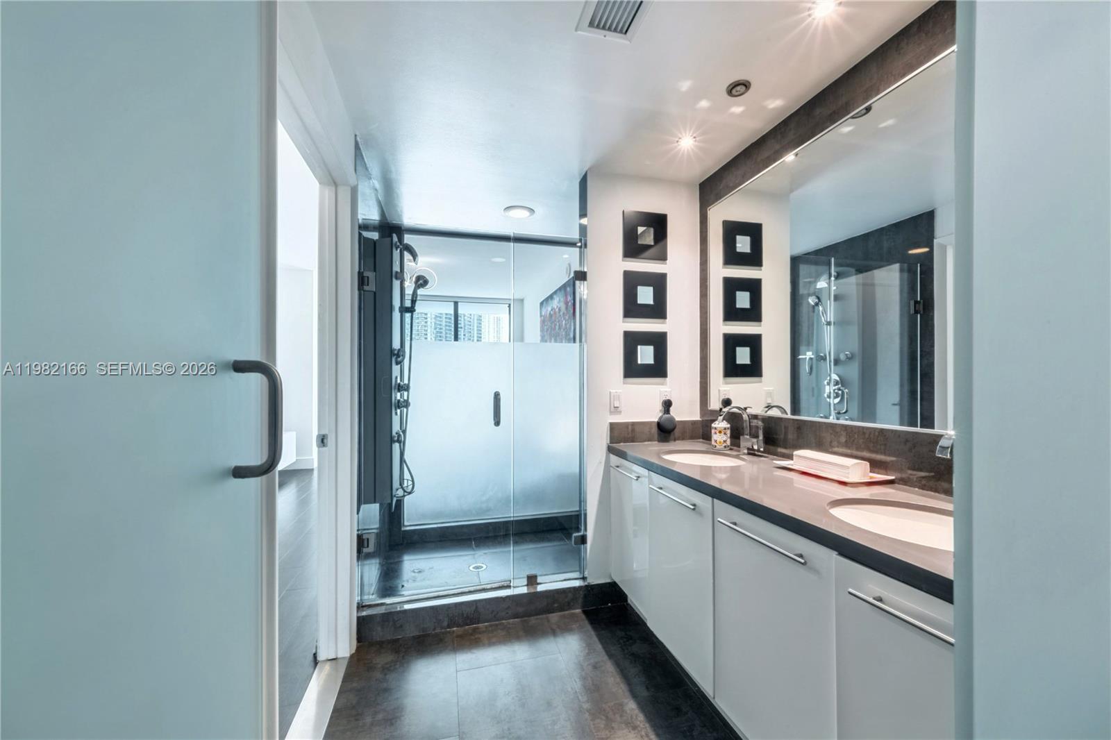 IVY CONDO 2 PARKIN+STORAGE - Residential