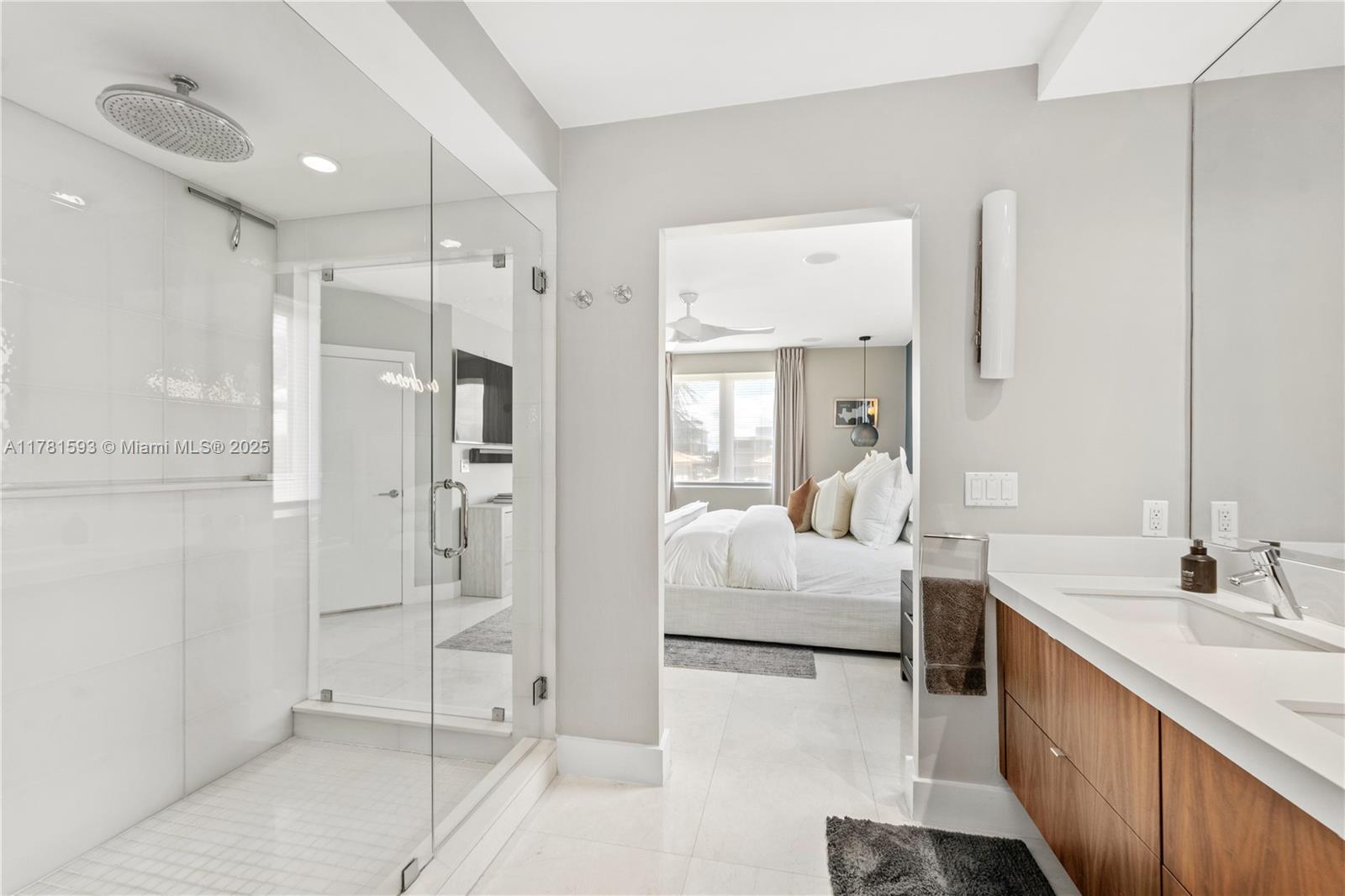VISTA LAS OLAS CONDO - Residential