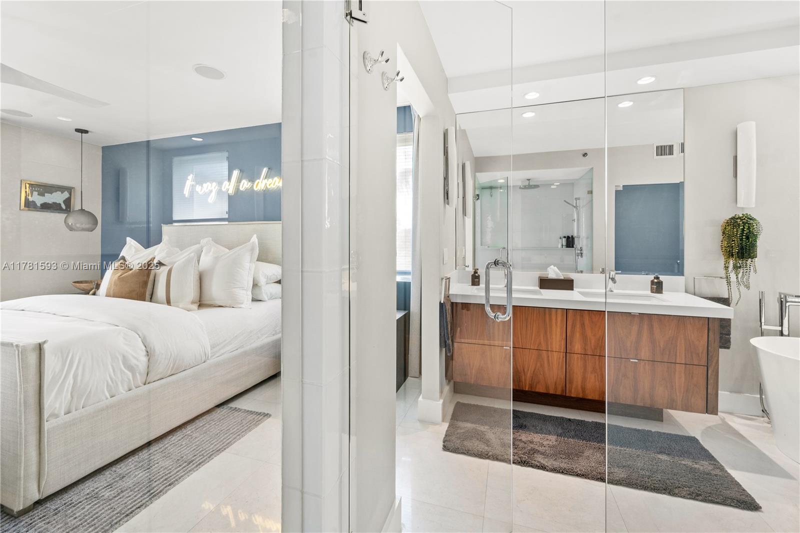 VISTA LAS OLAS CONDO - Residential