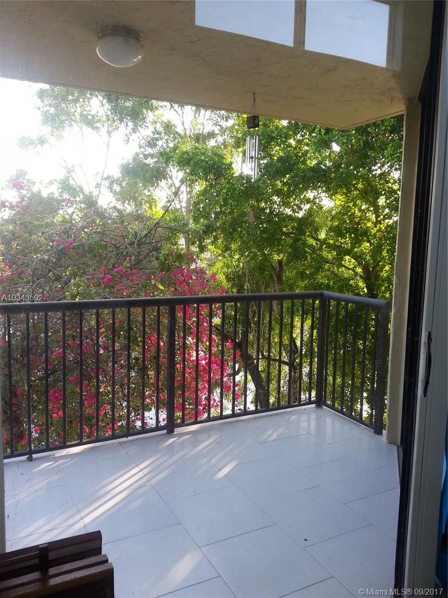 WONDERFUL APARTMENT WITH 2HAB/2BATHS & ADICIONAL 1/2 BATH, COMPLETLY UPDATED (STAINLESS STEAL APPLIANCES, COUNTER OF CUARZO Y TILE THROUGHT. SAME AS A TOWNHOUSE, WITH 2 LEVELS. BRIGHT, HUGE, MODERN AND COZY PENTHOUSE WITH BEAUTIFUL VIEWS OF ALL ROOMS. Balcony, Storage and more....