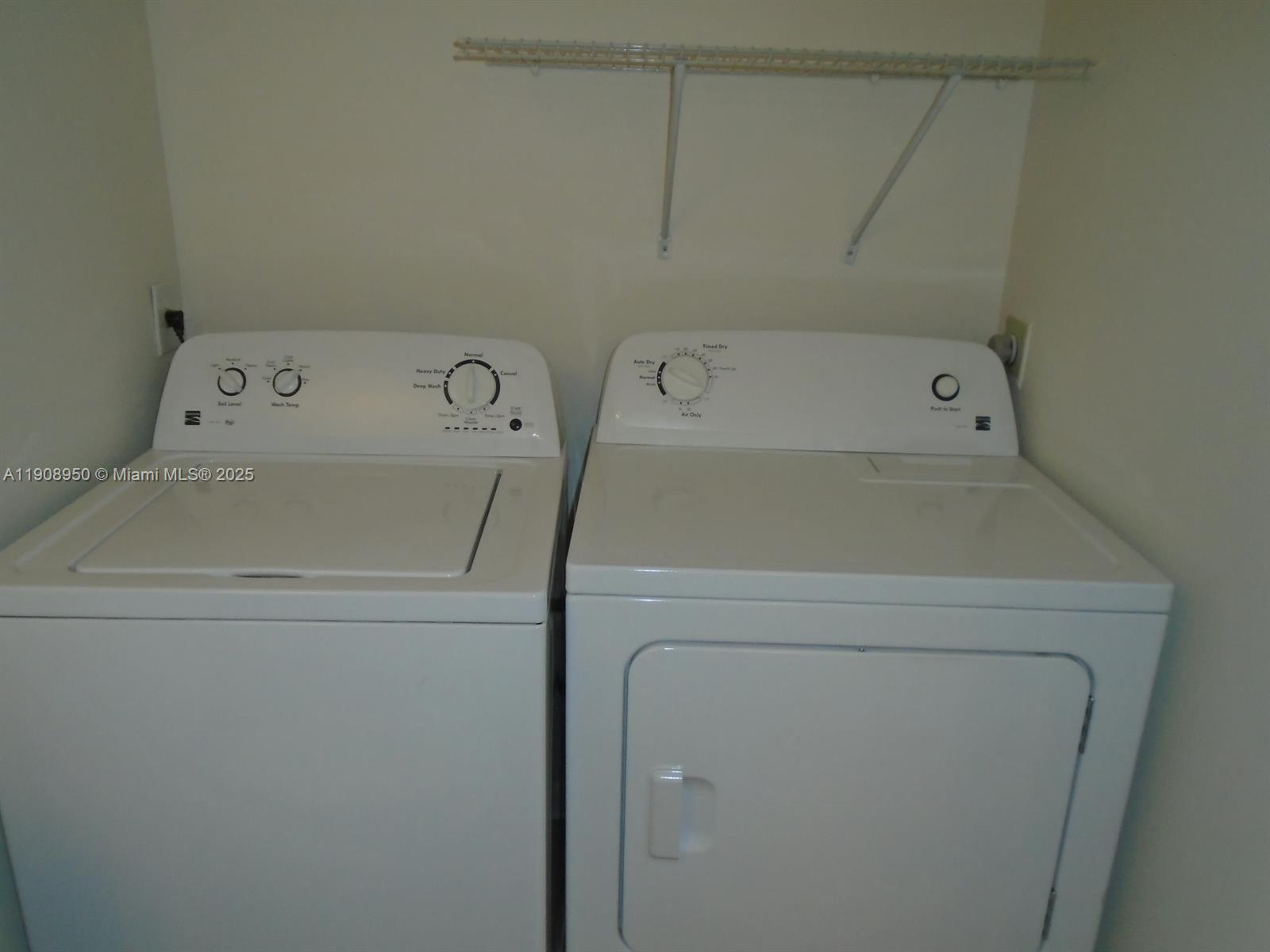 WATERSIDE LUXURY TOWNHOME - Residential Lease