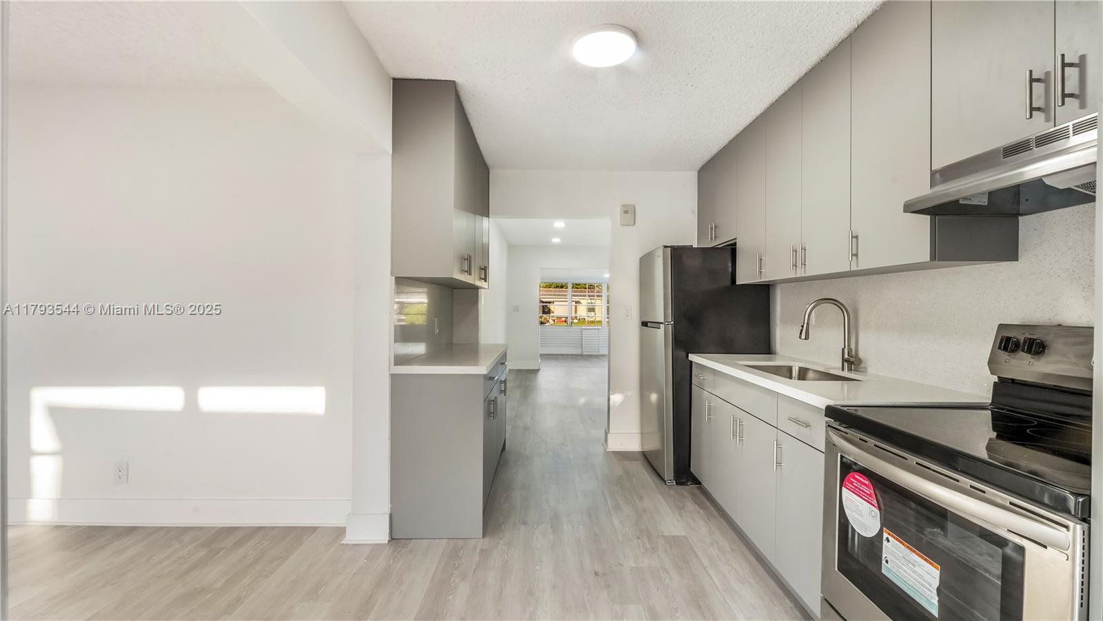 5373 NE 3rd Ter